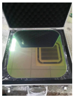 Large aperture flat window